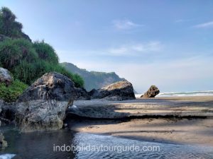IndoHolidayTourGuide | Indahnya Pantai Parangendog, Wisata Bahari Asri Di Gunungkidul