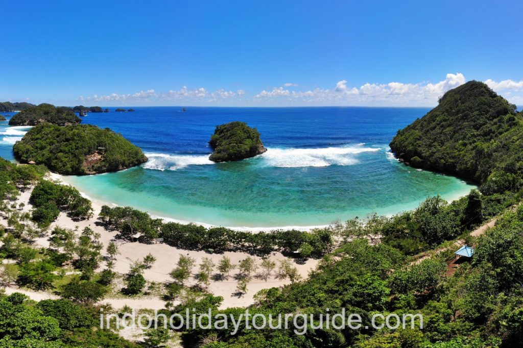 IndoHolidayTourGuide | Rekomendasi Penginapan di Pantai Teluk Asmara