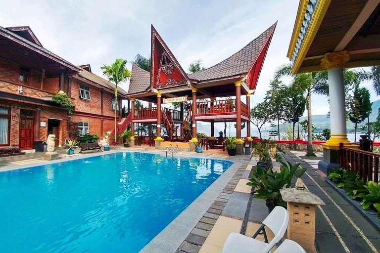 IndoHolidayTourGuide | Kolam Renang Hotel Danau Toba Di Medan. Harga Tiket Dan Fasilitanya