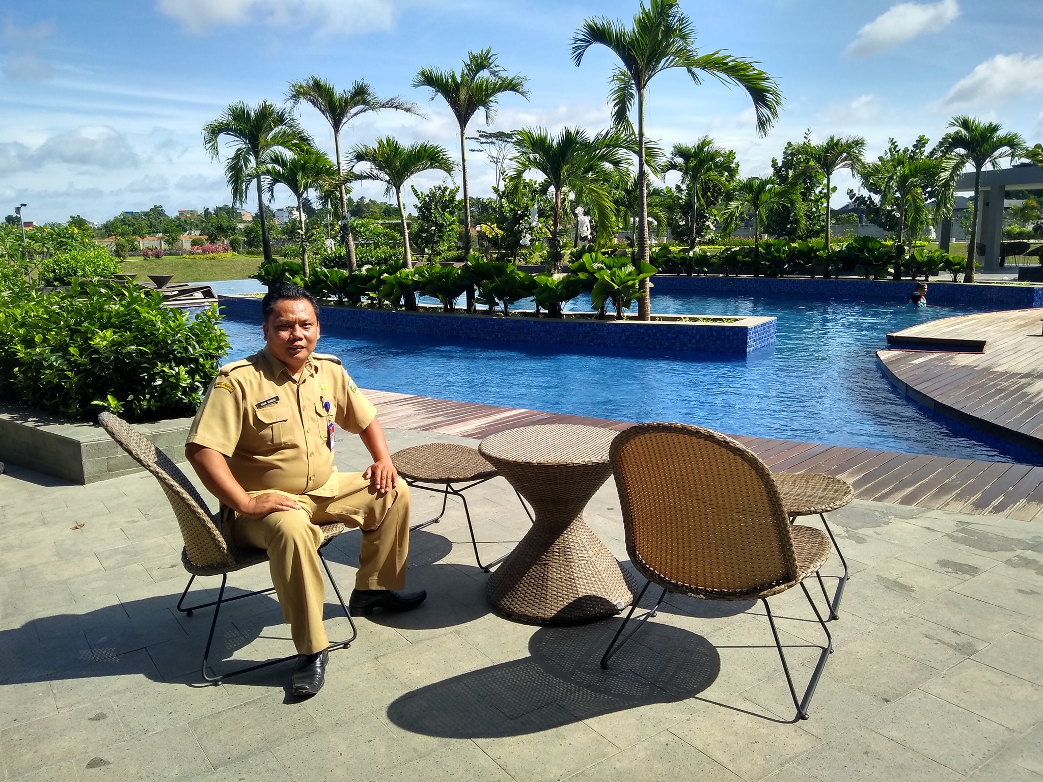 IndoHolidayTourGuide | Review Kolam Renang Hotel Santika Palembang. Segar Dan Natural