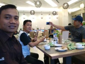 IndoHolidayTourGuide | Review Kolam Renang Hotel Santika Palembang. Segar Dan Natural