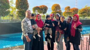 IndoHolidayTourGuide | Review Kolam Renang Hotel Santika Palembang. Segar Dan Natural