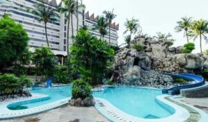 IndoHolidayTourGuide | Kolam Renang Hotel Danau Toba Di Medan. Harga Tiket Dan Fasilitanya