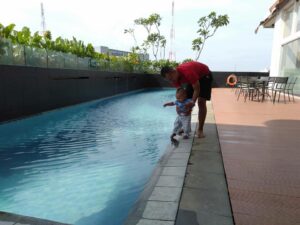 IndoHolidayTourGuide | Review Kolam Renang Hotel Santika Palembang. Segar Dan Natural