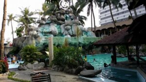 IndoHolidayTourGuide | Kolam Renang Hotel Danau Toba Di Medan. Harga Tiket Dan Fasilitanya