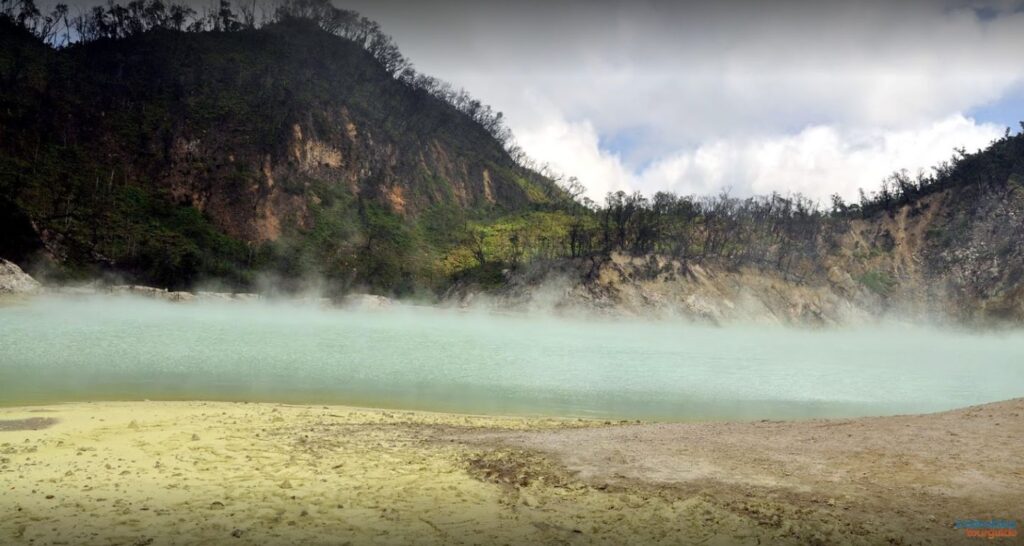 IndoHolidayTourGuide | Gunung Patuha Bandung : Daya Tarik, Lokasi & Fasilitas