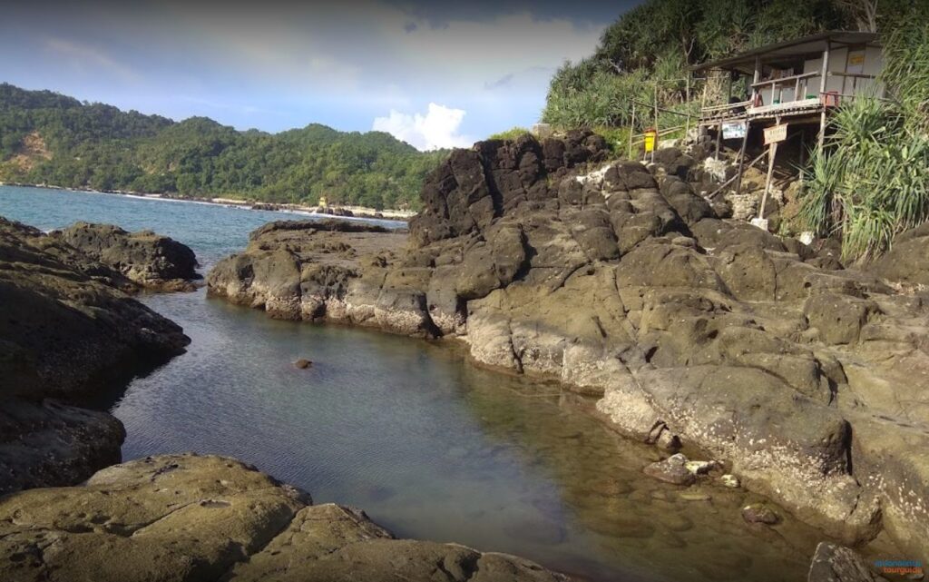 IndoHolidayTourGuide | Pantai Watu Lawang : Daya Tarik, Lokasi & Tiket Masuk