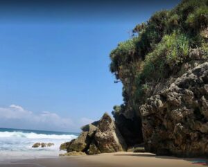 IndoHolidayTourGuide | Pantai Watu Lawang : Daya Tarik, Lokasi & Tiket Masuk