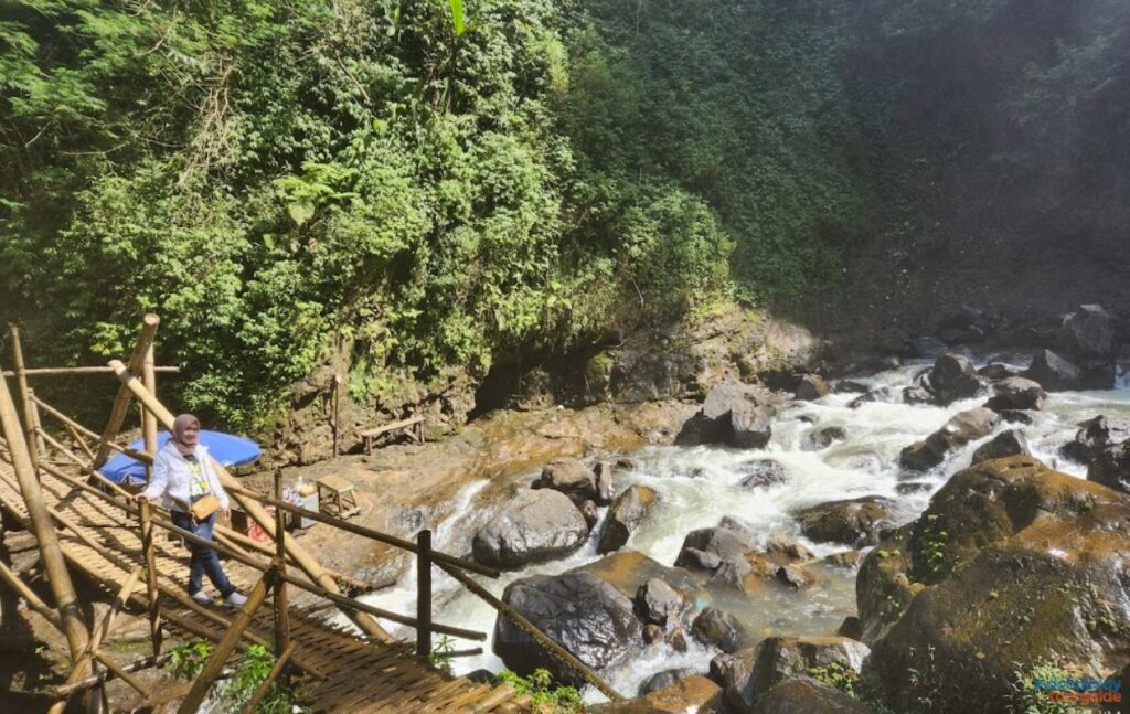 IndoHolidayTourGuide | Curug Cinulang : Daya Tarik, Tiket, Fasilitas & Lokasi