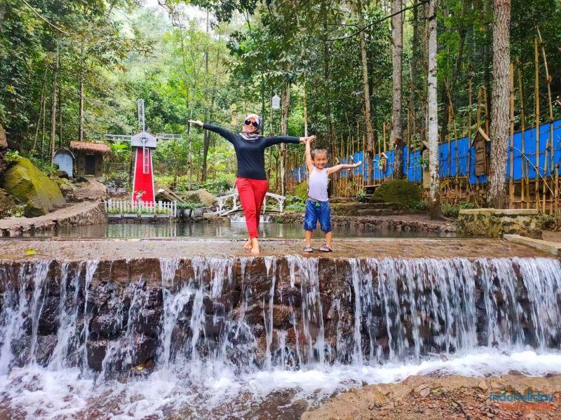 IndoHolidayTourGuide | Curug Ciputrawangi : Harga Tiket, Daya Tarik & Lokasi