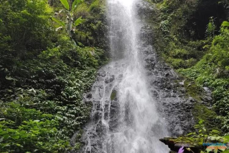 IndoHolidayTourGuide | Curug Sabuk Sumedang : Harga Tiket, Daya Tarik & Lokasi