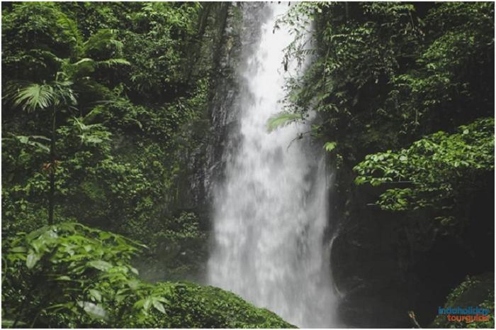 IndoHolidayTourGuide | Curug Sabuk Sumedang : Harga Tiket, Daya Tarik & Lokasi