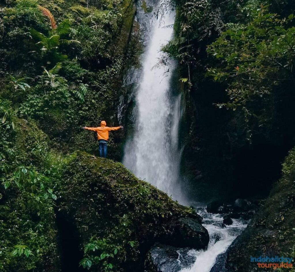 IndoHolidayTourGuide | Curug Sabuk Sumedang : Harga Tiket, Daya Tarik & Lokasi