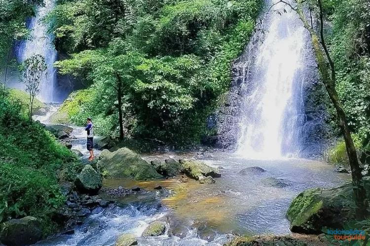 IndoHolidayTourGuide | Curug Sabuk Sumedang : Harga Tiket, Daya Tarik & Lokasi