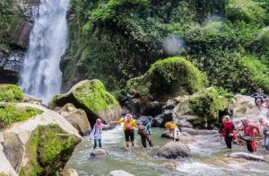 IndoHolidayTourGuide | Mendebarkan Wisata di Air Terjun Kedung Kayang Magelang