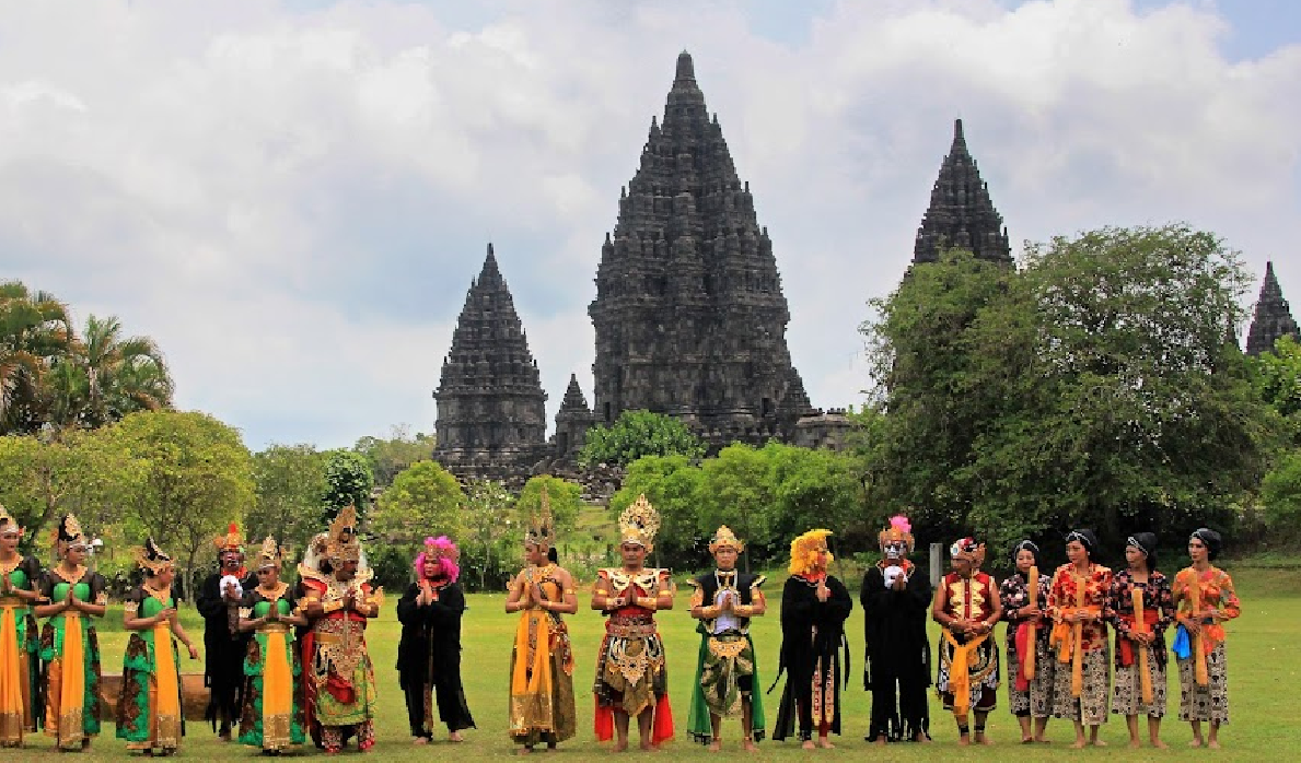IndoHolidayTourGuide | Candi Prambanan, Keindahan Warisan Budaya Indonesia