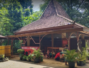 IndoHolidayTourGuide | Wisata Kebun Binatang Gembira Loka Yogyakarta