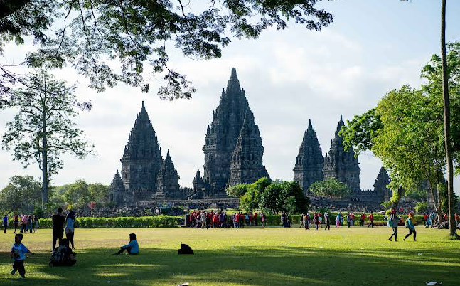 IndoHolidayTourGuide | Candi Prambanan, Keindahan Warisan Budaya Indonesia