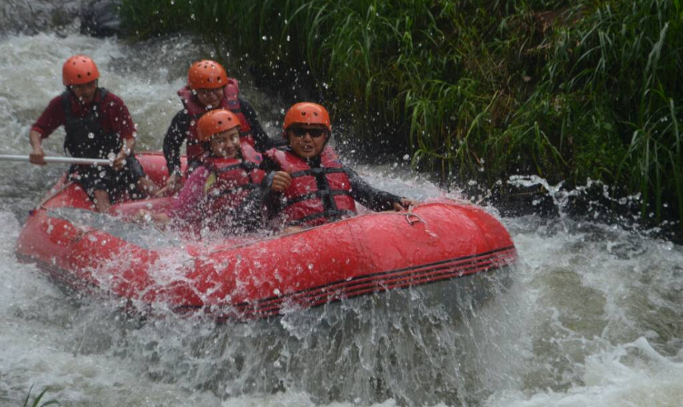 IndoHolidayTourGuide | Arung Jeram di Sungai Cileunca pengalengan, harga paket rafting, tiket