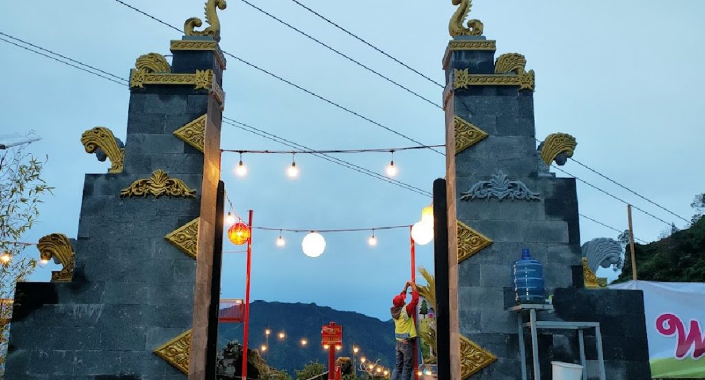 IndoHolidayTourGuide|Wisata Batu Angkruk Dieng