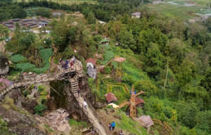 IndoHolidayTourGuide | Bukit Batu Ratapan Angin Dieng Wonosobo - Tiket dan Fasilitas Wisata