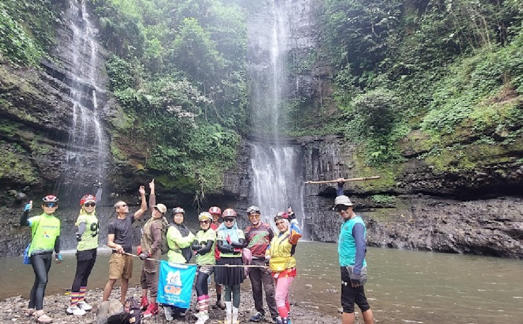 IndoHolidayTourGuide | Curug Penganten Pangalengan di Bandung IndoHolidayTourGuide|Curug Penganten Pangalengan di Bandung