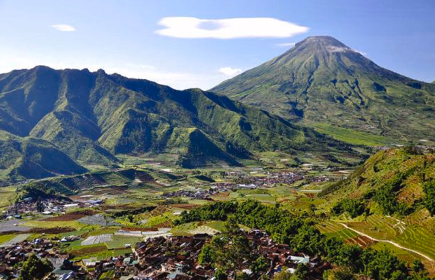 IndoHolidayTourGuide | Pesona Gunung Prau Dieng, Jalur Mendaki dan Spot menariknya