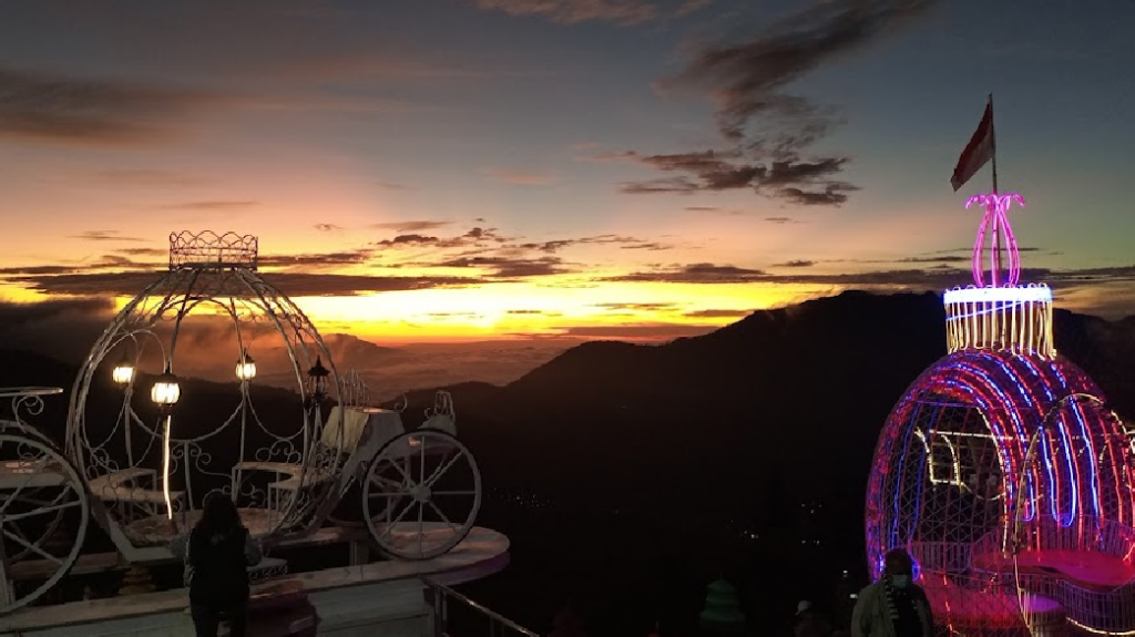 IndoHolidayTourGuide | 10 Rekomendasi Tempat Wisata Malam Dieng Wonosobo, Fasilitas dan Tiket IndoHolidayTourGuide|10 Rekomendasi Tempat Wisata Malam Dieng Wonosobo, Fasilitas dan Tiket